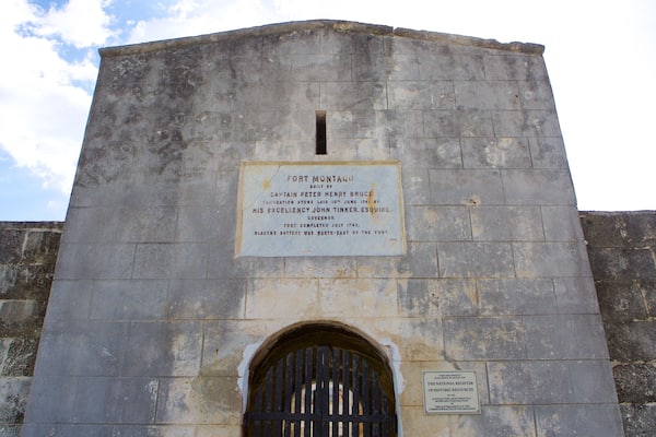 Uma fortaleza de pedra com uma placa que detalha sua história, incluindo a conclusão em 1742 e o construtor, o Capitão Peter Henry Bruce.