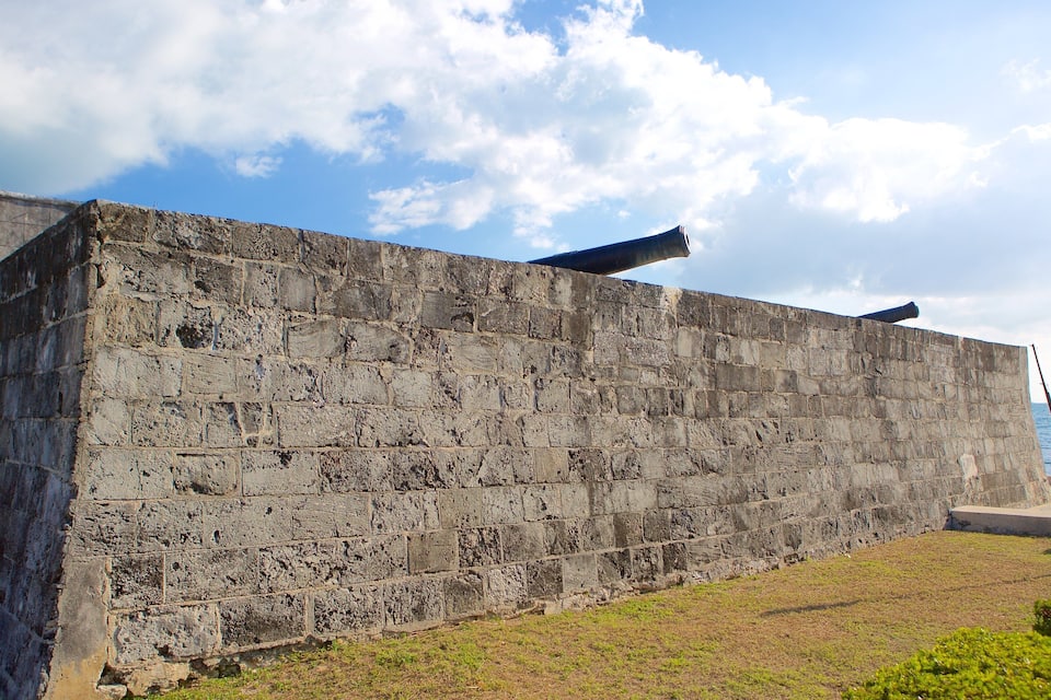 Un mur de formigó gran amb un penya-segat i una vara de pescar.