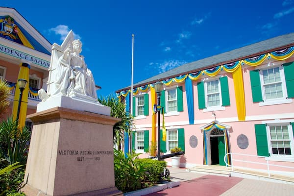 Parlamento che include edificio amministrativo, statua o scultura e arte urbana