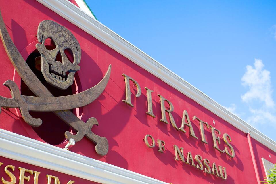 Un edificio con fachada roja y un letrero con temática pirata.