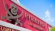 Un edificio con fachada roja y un letrero con temática pirata.