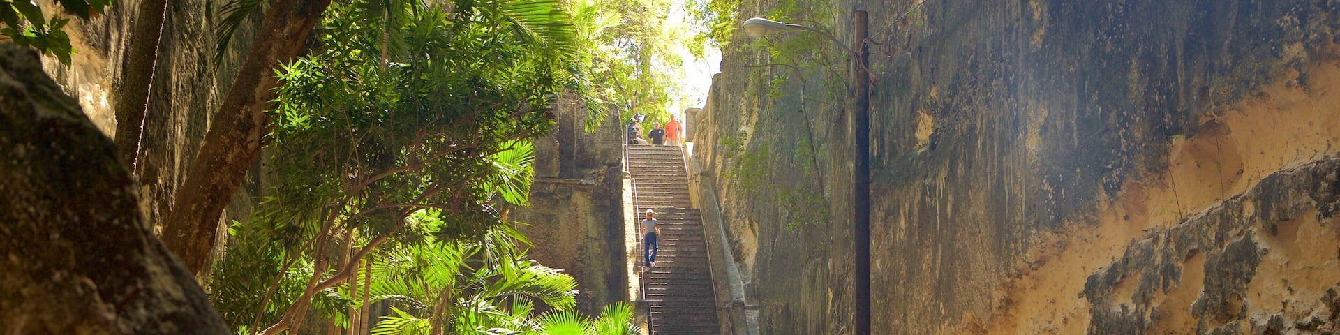 Queen\'s Staircase featuring a gorge or canyon as well as a large group of people