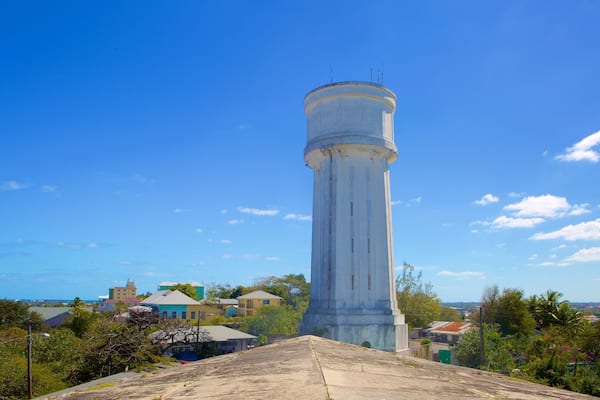 Ein großer Wasserturm mit blauem Himmel im Hintergrund.