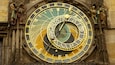 Astronominen kello johon kuuluu vanha arkkitehtuuri