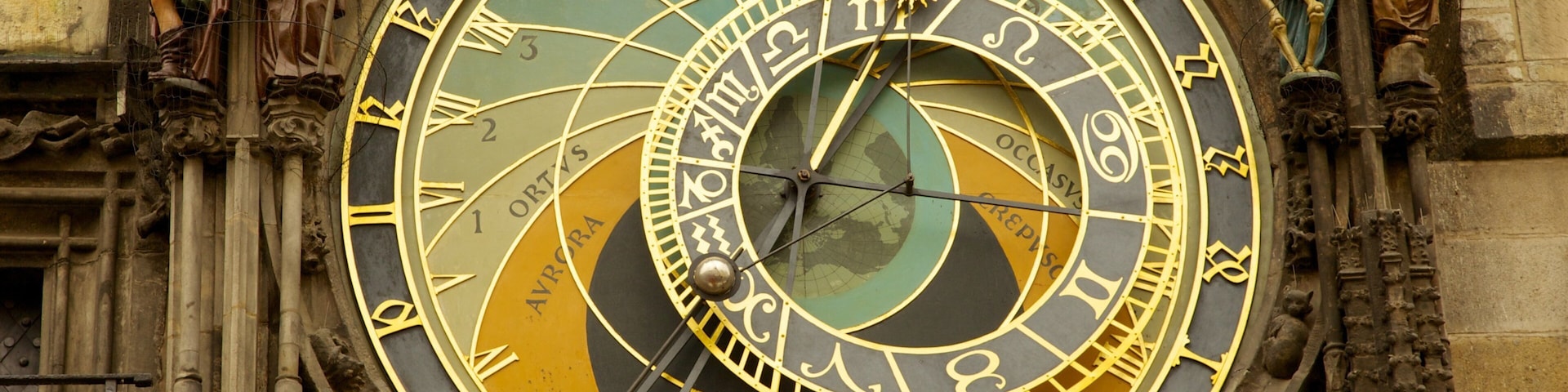Reloj astronómico mostrando arquitectura patrimonial