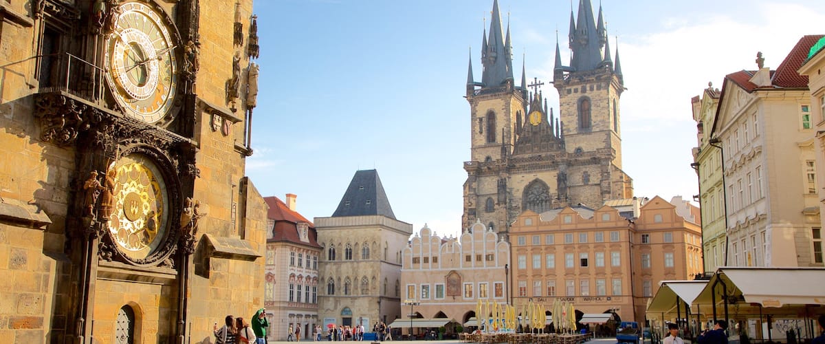 Horloge astronomique qui includes ville et square ou place