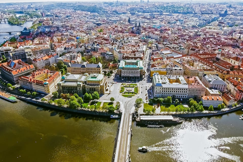 Ein Luftbild einer Stadt mit einem Fluss, Brücken und historischen Gebäuden.
