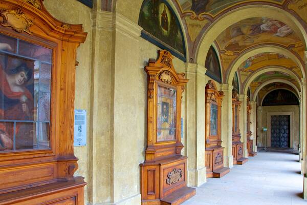 Sanctuaire de Notre-Dame-Lorette mettant en vedette aspects religieux, église ou cathédrale et vues intérieures