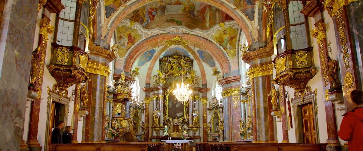 Loretaklooster en schatkamers bevat een kerk of kathedraal, historische architectuur en interieur