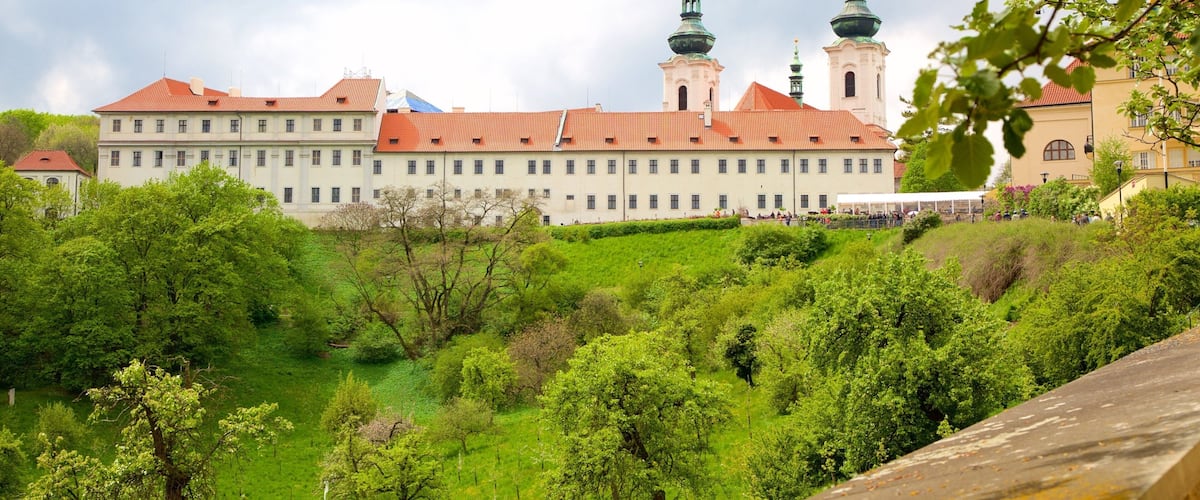 Sanctuaire de Notre-Dame-Lorette montrant parc et ville