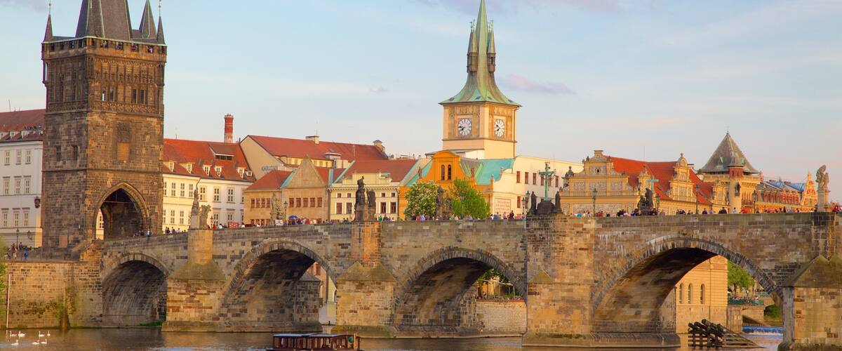 Tour du pont de Malá Strana mettant en vedette rivière ou ruisseau, ville et pont