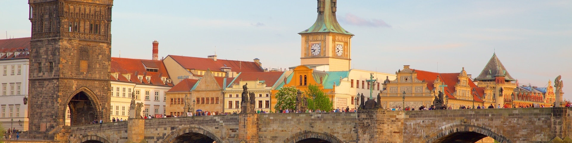 Old Town Bridge Tower que inclui uma cidade, um rio ou córrego e uma ponte