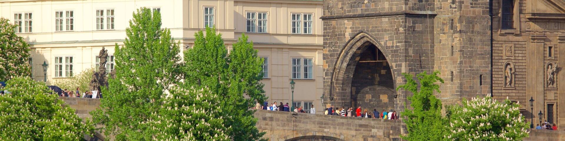 Tour du pont de MalĂĄ Strana mettant en vedette ville et patrimoine historique
