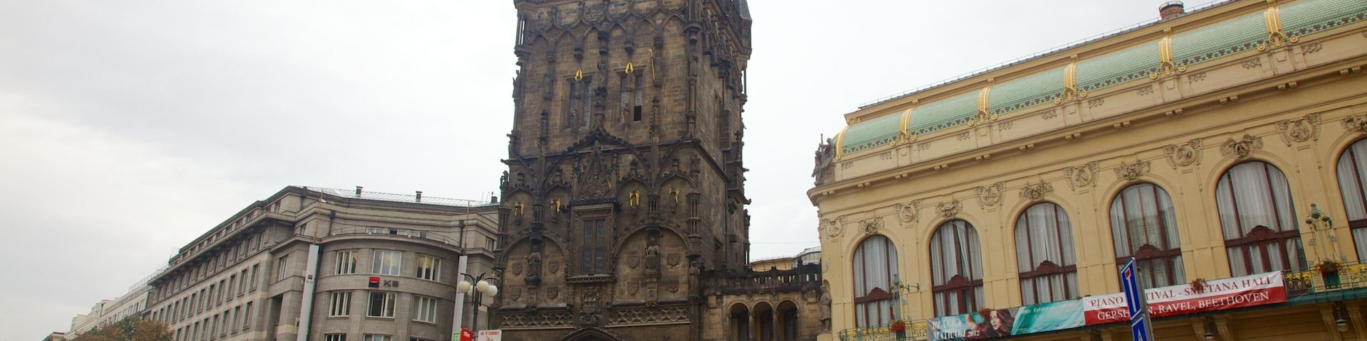 Torre de la Pólvora que incluye arquitectura patrimonial, escenas cotidianas y una ciudad