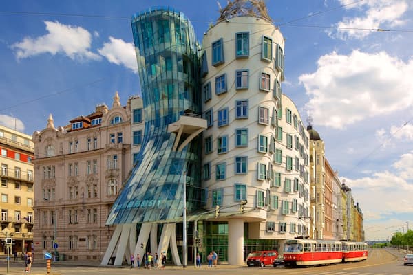 Maison dansante montrant ville