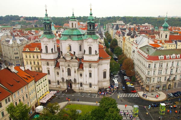 St.-Nikolaus-Kirche das einen Straßenszenen, Platz oder Plaza und Stadt