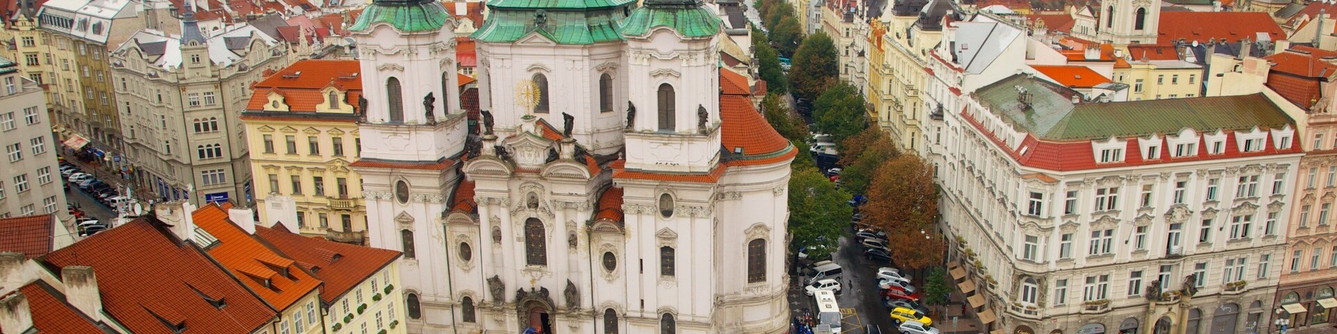 Igreja de St. Nicholas na Praça Old Town que inclui uma igreja ou catedral, elementos religiosos e uma cidade