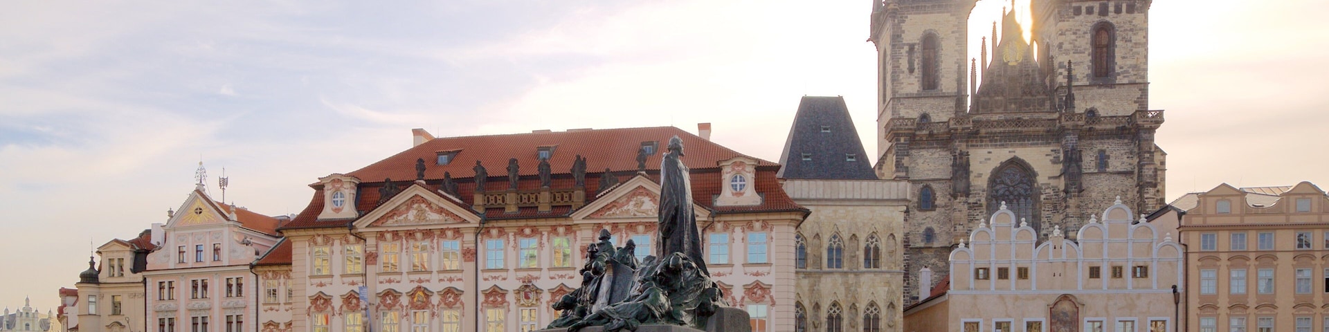 Igreja de Týn caracterizando uma praça ou plaza, uma cidade e arquitetura de patrimônio