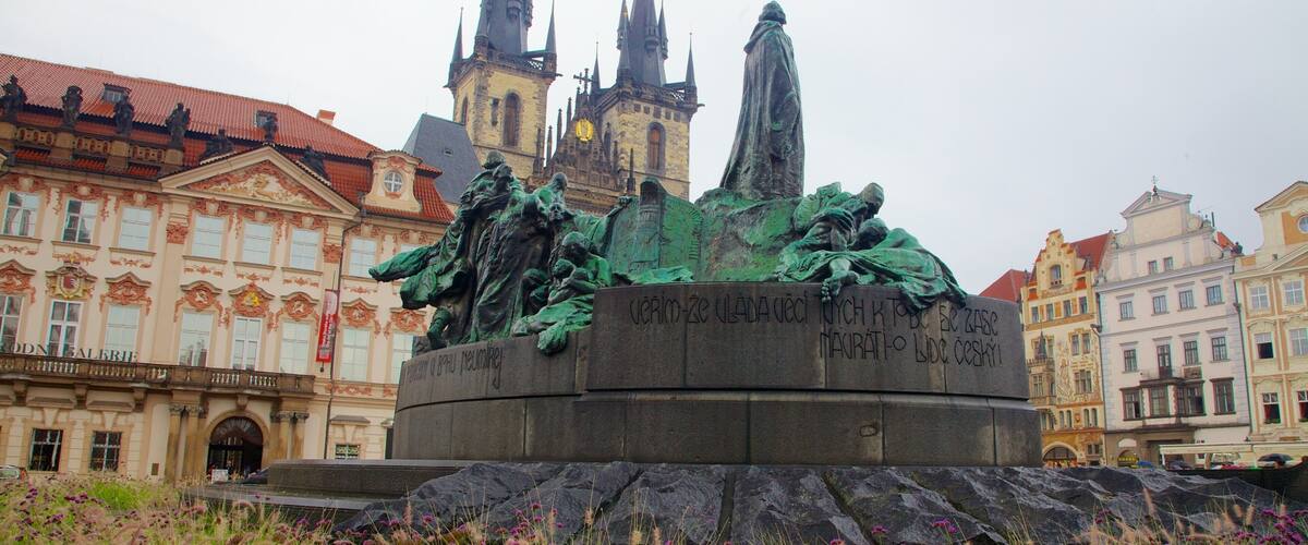 Nhà thờ Tyn có tính năng kiến trúc di sản, đường chân trời và nhà thờ