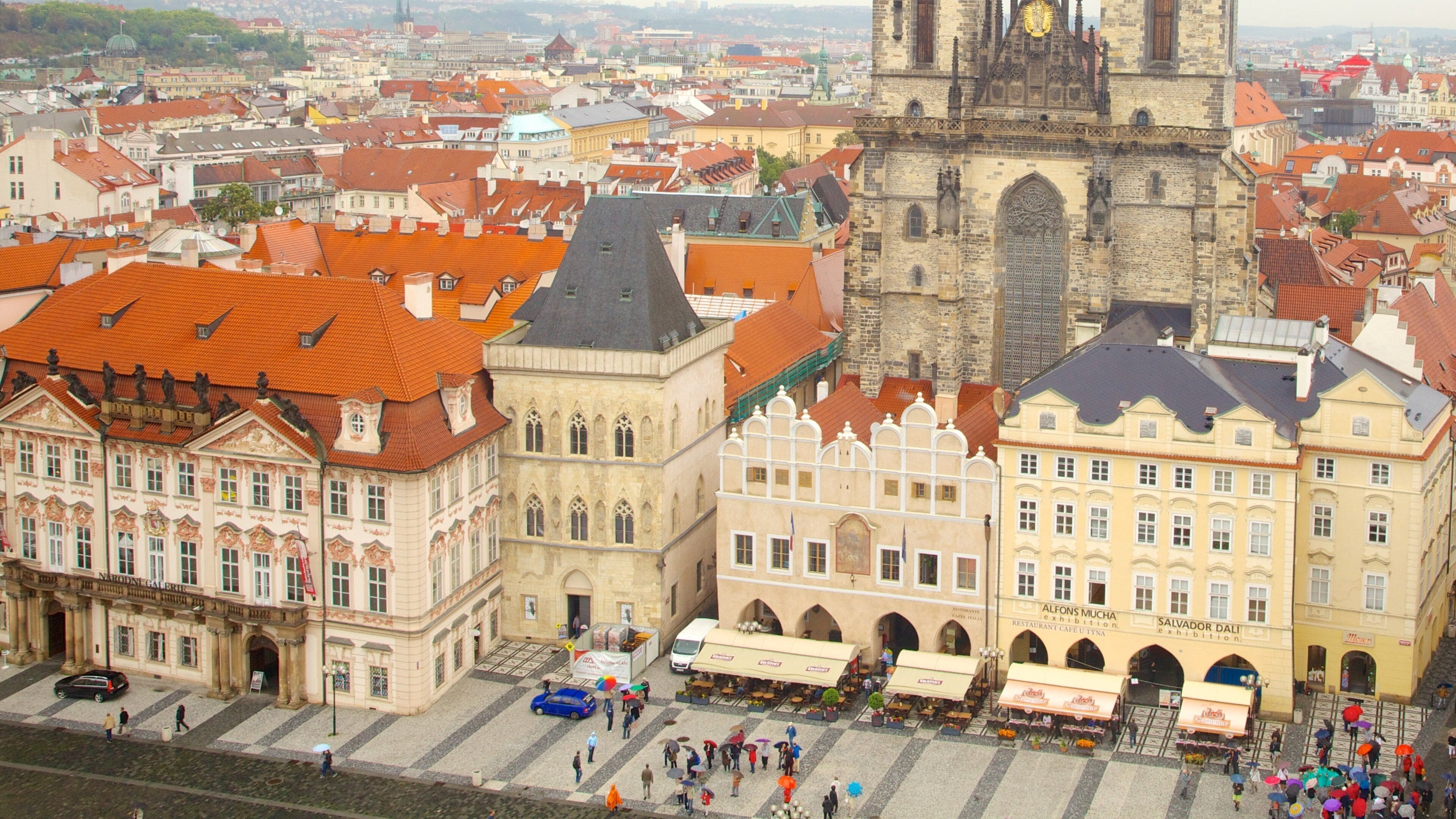 Nhà thờ Tyn có tính năng kiến trúc di sản, thành phố và quảng trường