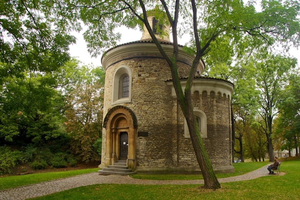 Schloss Vysherad mit einem Garten, historische Architektur und Monument