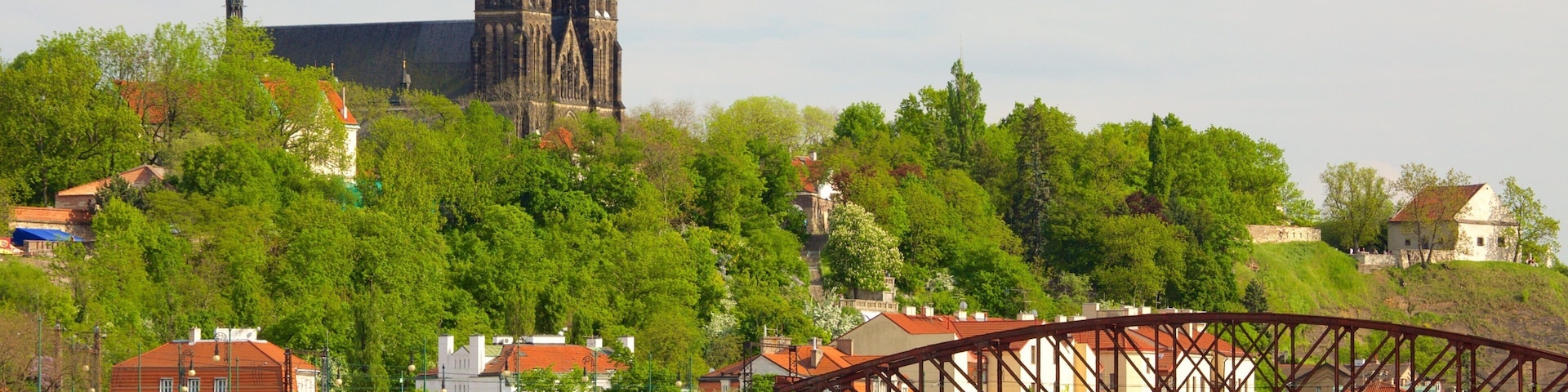 Vyšehrád caracterizando um rio ou córrego e uma cidade