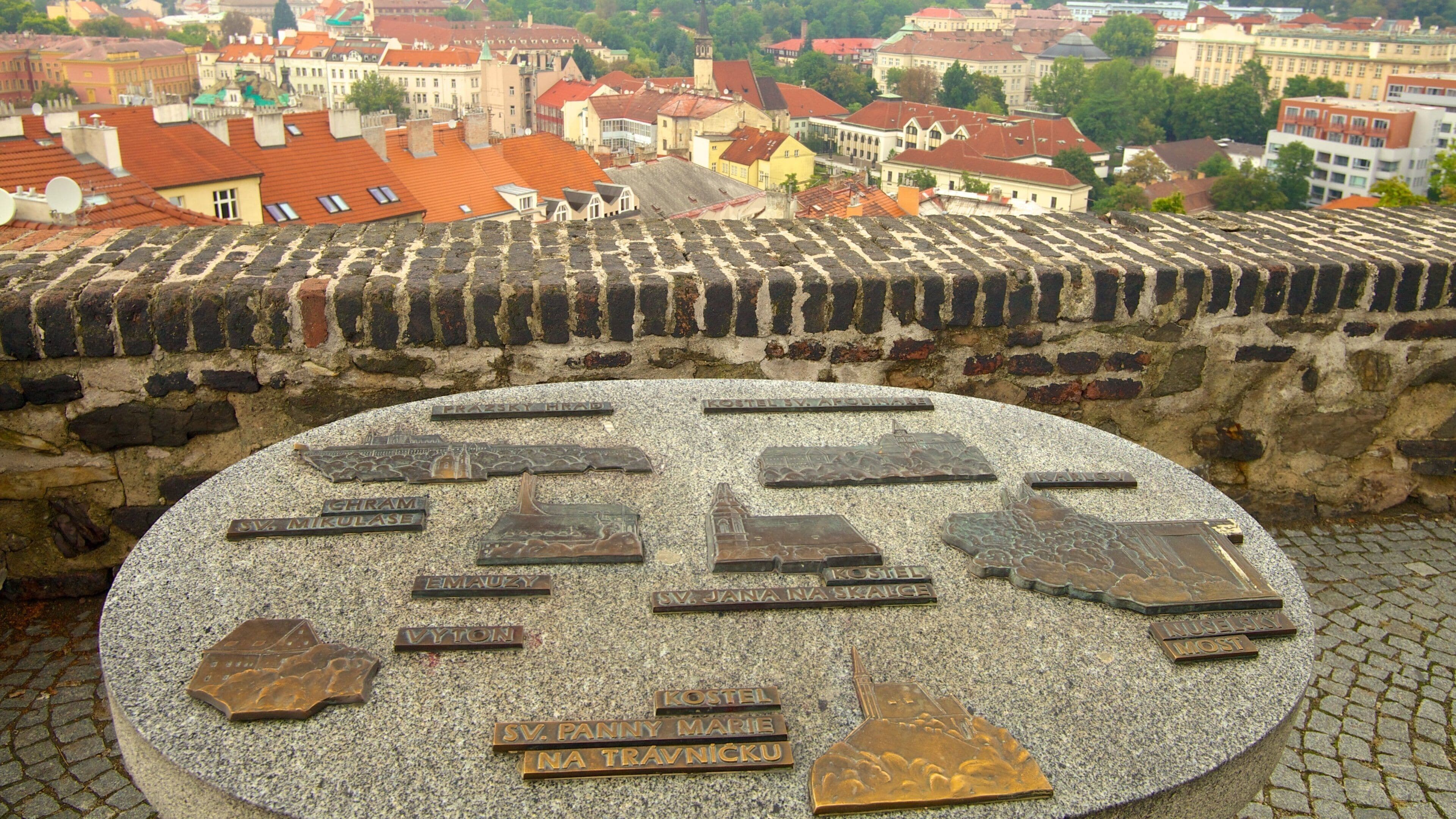 Vyšehrad Slot og byder på historiske bygningsværker, en by og et slot