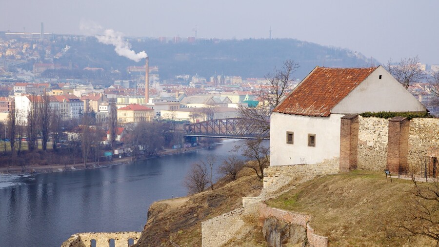 Castillo de Vysehrad mostrando un puente, un río o arroyo y patrimonio de arquitectura