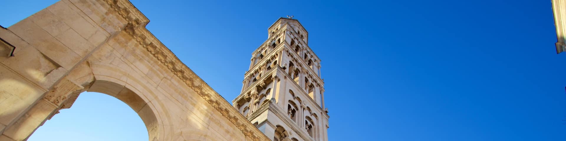 Diocletian\'s Palace showing heritage architecture, a castle and heritage elements