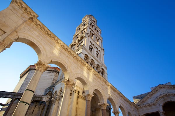 Palais de Dioclétien qui includes patrimoine historique, chùteau ou palais et patrimoine architectural
