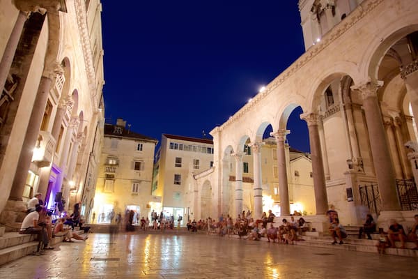 Diokletianspalast mit einem bei Nacht und Platz oder Plaza