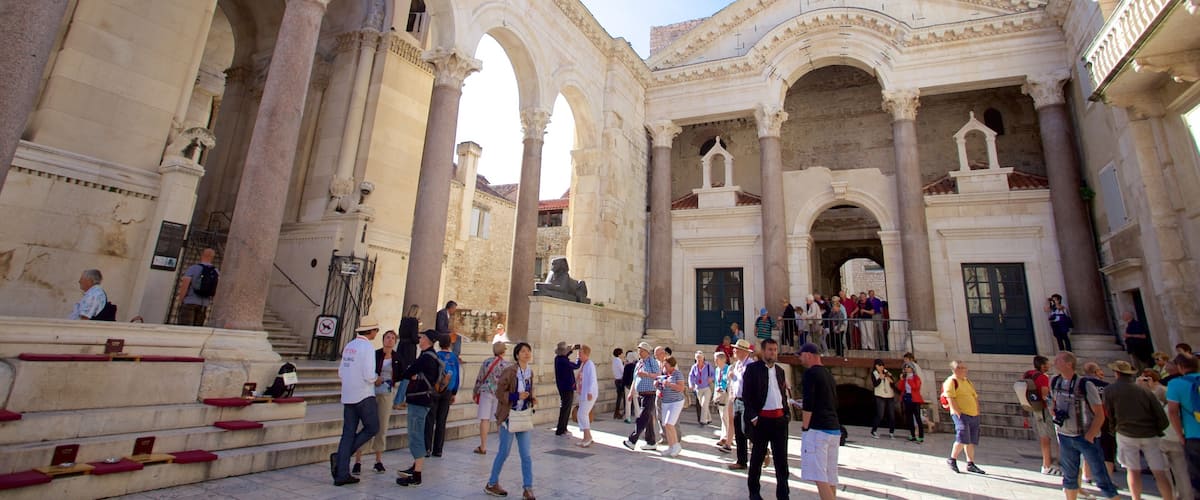 Diocletians Palads som viser en plads eller et torv såvel som en stor gruppe mennesker