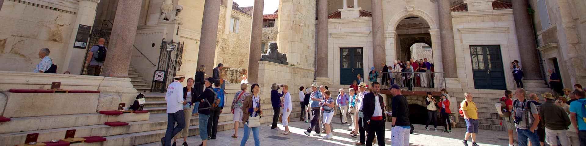 Diokletianspalast welches beinhaltet Platz oder Plaza sowie große Menschengruppe