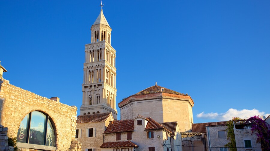 Diocletian\'s Palace showing heritage elements