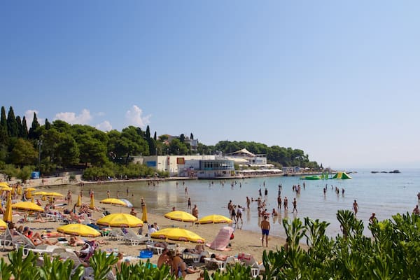 Plage de Bacvice qui includes vues littorales