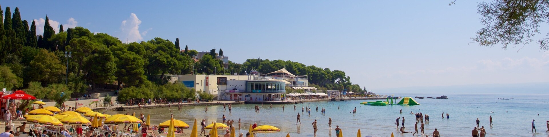Playa de Bacvice mostrando vista general a la costa y también un gran grupo de personas