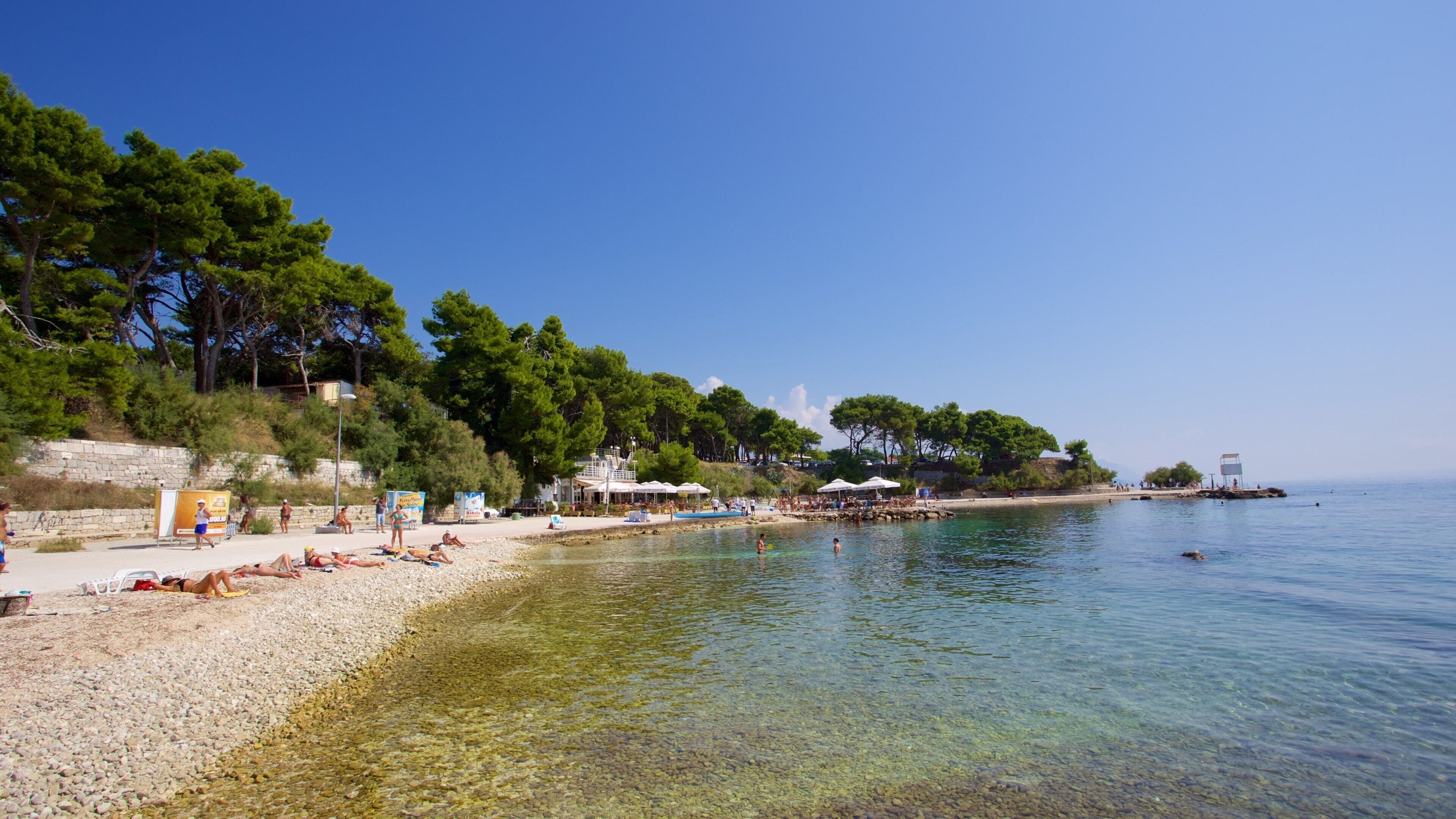 Bacvice Beach showing a pebble beach