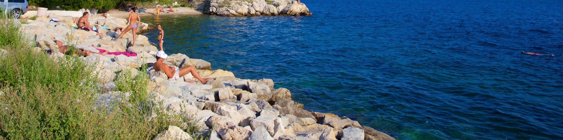 Kasuni-stranden som visar kustutsikter