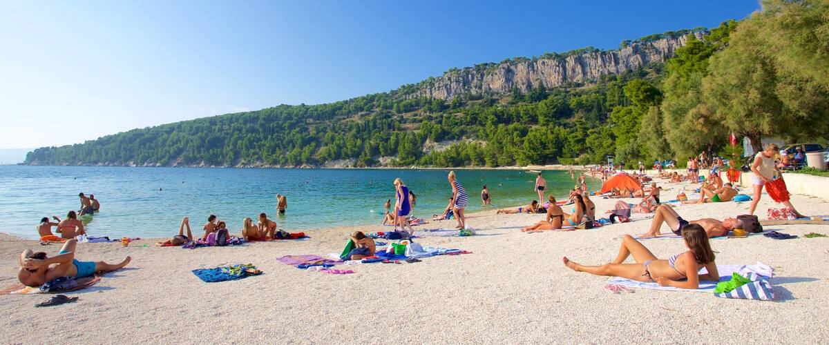 หาด Kasuni ซึ่งรวมถึง ชายหาด และ ชายฝั่งทะเล ตลอดจน คนกลุ่มใหญ่