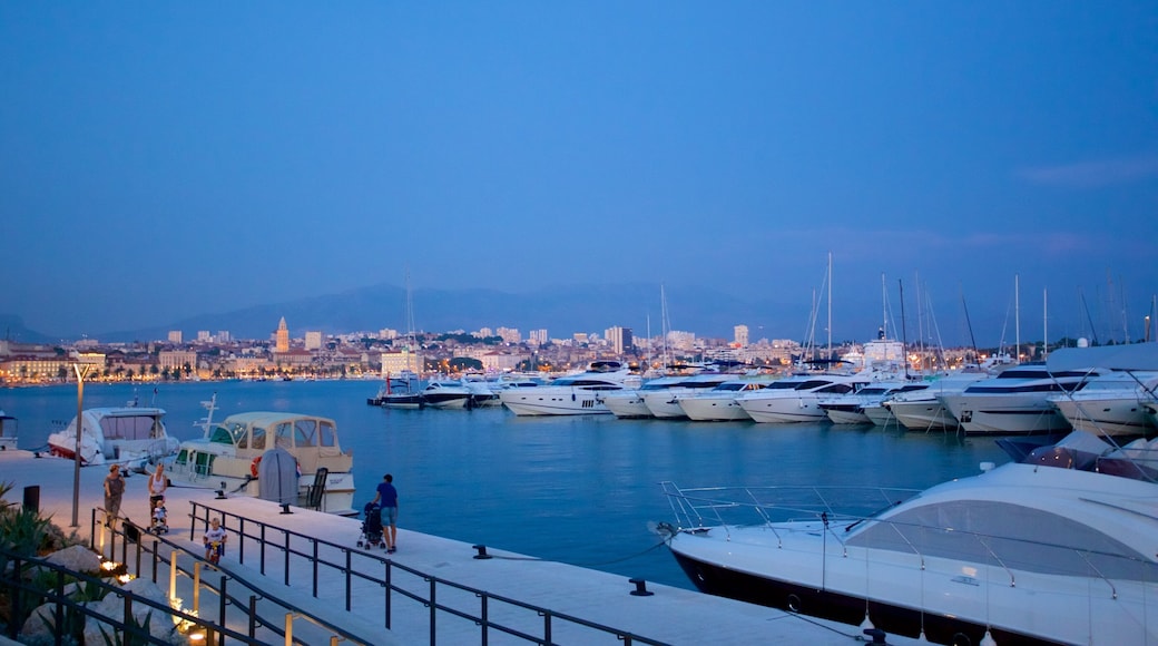 Marina de Split qui includes scĂšnes de nuit et marina