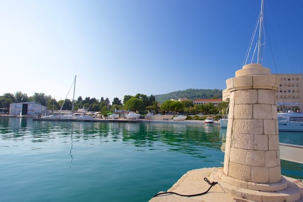 Marina de Split mettant en vedette voile et baie ou port