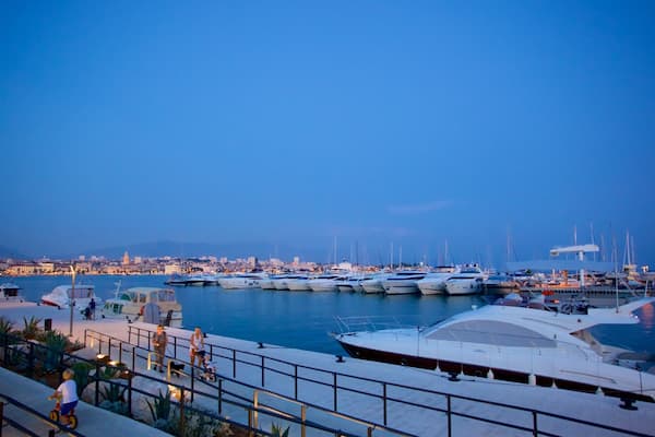 Yachthafen von Split das einen bei Nacht, Bucht oder Hafen und Bootfahren