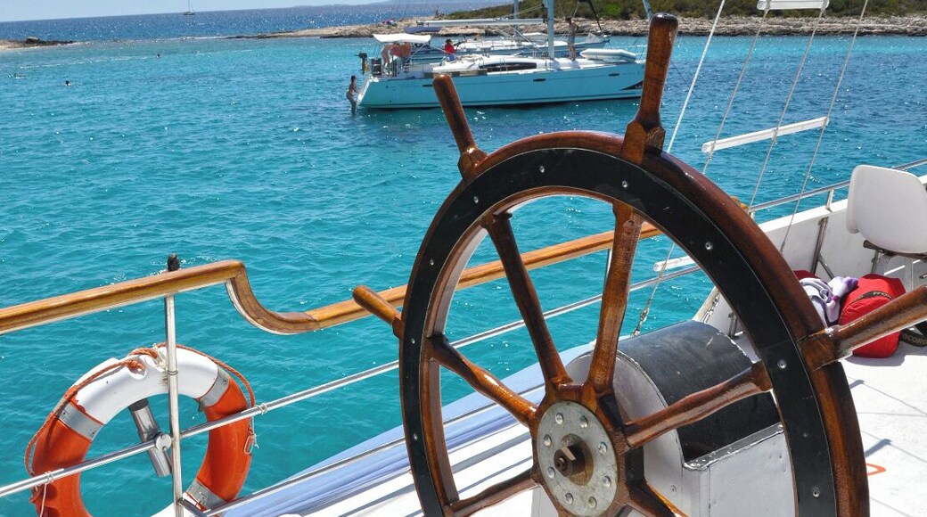 Lep izlet iz Hvara. Meni pa so ga še dodatno popestrili visoki valovi, kateri so pognali malce adrenalina po žilah ... :)
#Palmizana #PakleniOtoci #Hvar #BoatTrip #Croatia #Dalmatia #Jadran #Sea