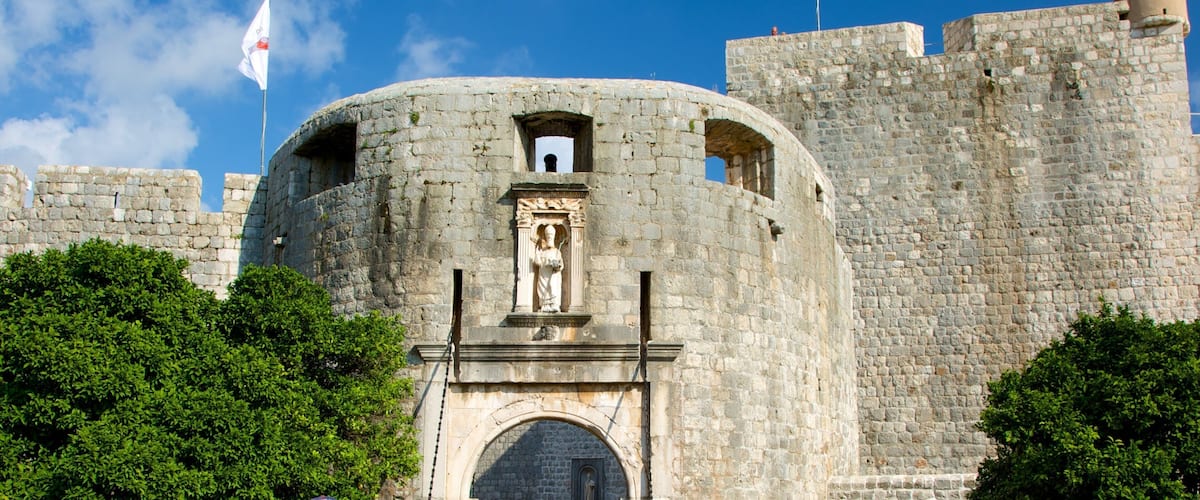 Pile-porten som omfatter et slot og historiske bygningsværker