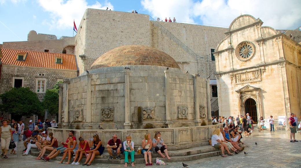 Onofrio\'s Fountain featuring heritage architecture, a fountain and a square or plaza