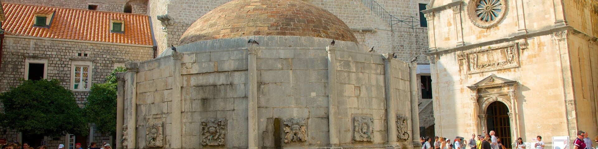 Onofrio\'s Fountain mostrando arquitetura de patrimônio, uma fonte e uma praça ou plaza