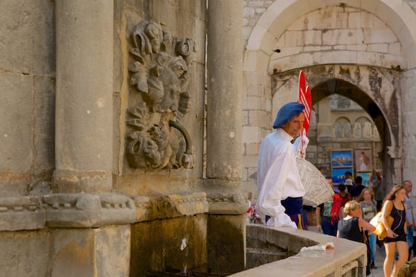 Onofrio-Brunnen das einen Geschichtliches und Springbrunnen sowie einzelner Mann
