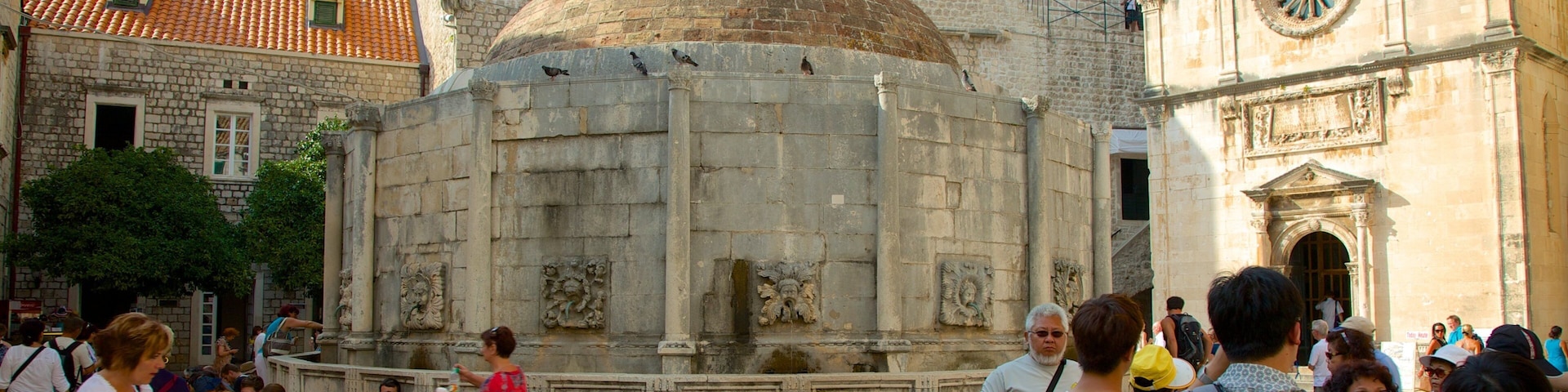 Onofrio\'s Fountain caracterizando uma fonte, uma praça ou plaza e arquitetura de patrimÎnio