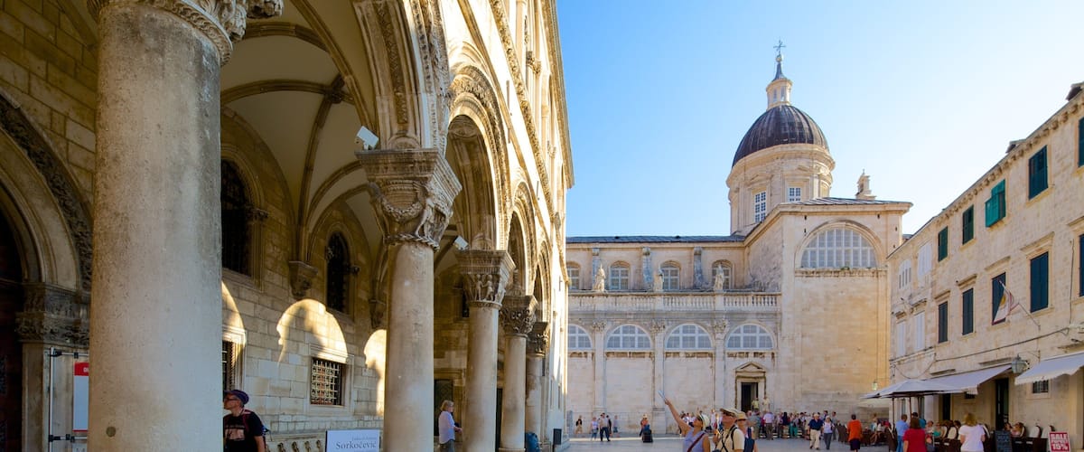 Dubrovnik Cathedral which includes heritage architecture, street scenes and a square or plaza