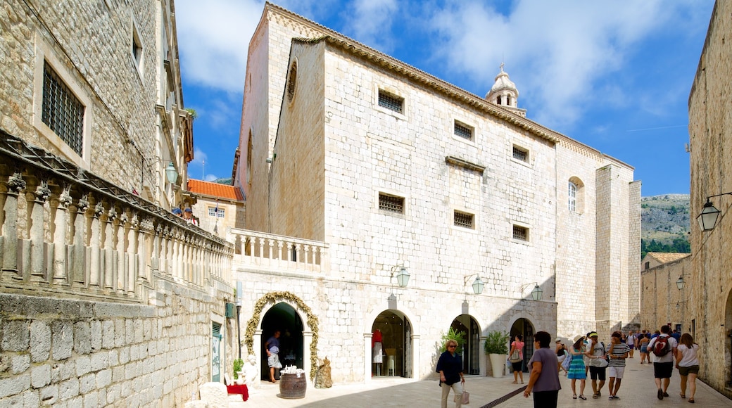 Monasterio dominicano que incluye patrimonio de arquitectura y también un pequeño grupo de personas